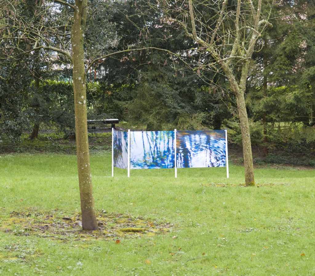 Installation d'oeuvres sur bâches au château de Rambures