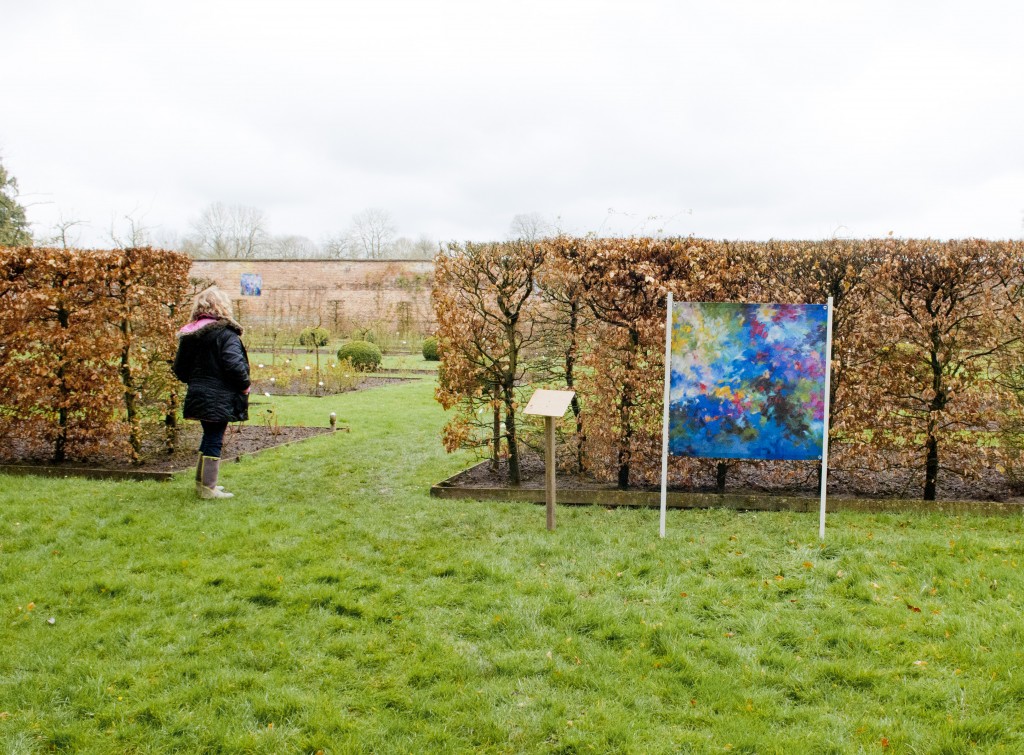 Installation d'oeuvres sur bâches au château de Rambures