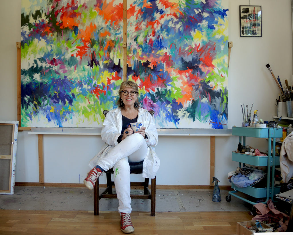 Portrait d'atelier de Mary Chaplin devant 'Garden of life' hommage à Joan Mitchell