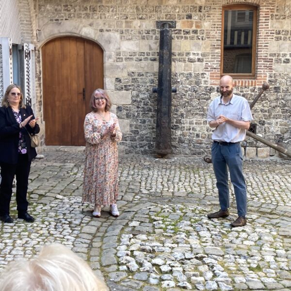  Entourée de Valérie CORCEL Maire-adjointe chargée à la Culture et de Benjamin Solenne, Médiateur Culturel de la Ville de Saint Valery en Caux